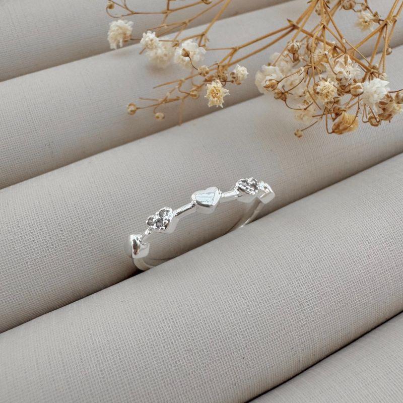 03.2351.1.S - (19) Anel de aro fino com cinco mini corações de cravação intercalada