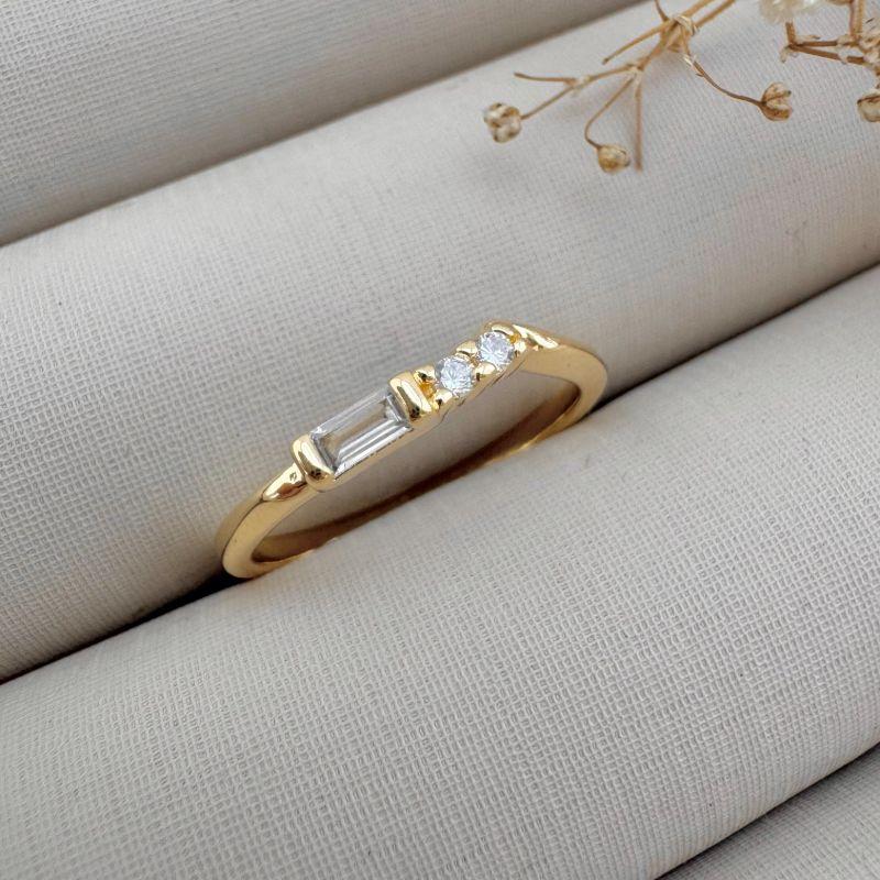 03.2352.1.O - (17) Anel de aro liso com uma pedra retangular e dois mini pontos de luz