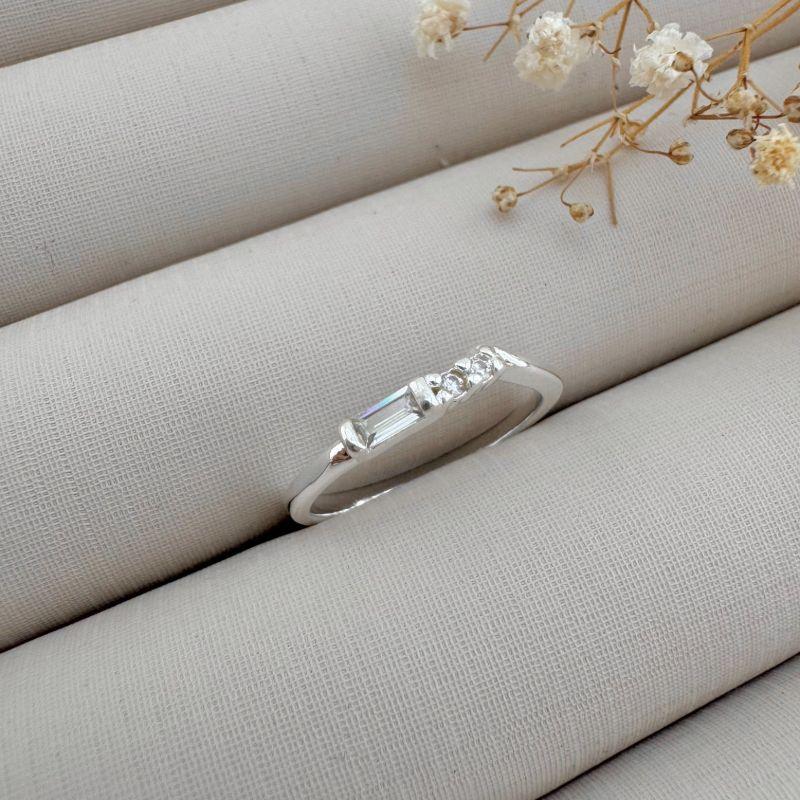 03.2352.1.S - (14) Anel de aro liso com uma pedra retangular e dois mini pontos de luz