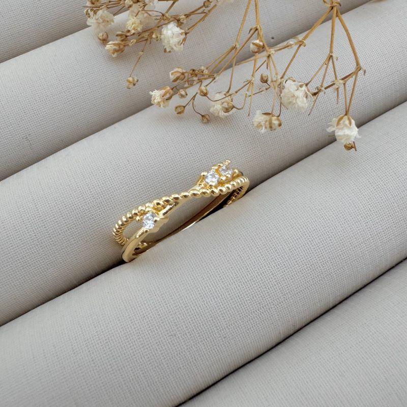 03.2356.1.O - (19) Anel de aro duplo, um em efeito torcido e outro liso com três pontos de luz