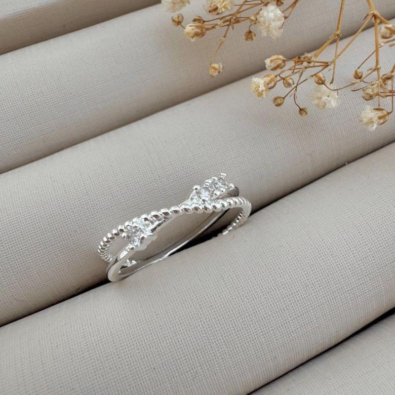 03.2356.1.S - (19) Anel de aro duplo, um em efeito torcido e outro liso com três pontos de luz