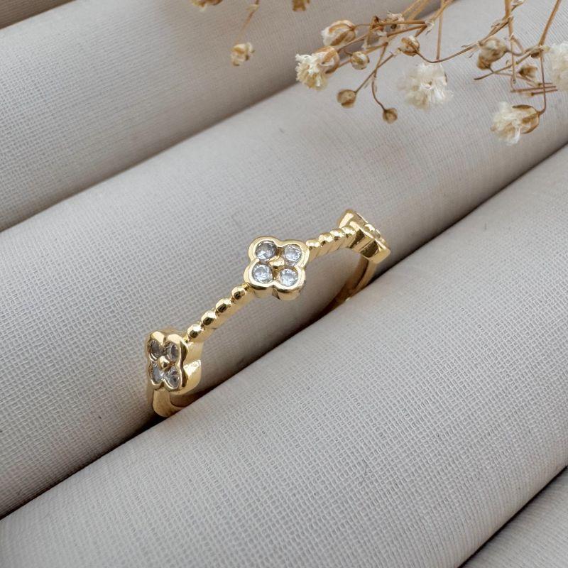 03.2357.1.O - (19) Anel de flor de Alhambra em zircônias, insp. VanCleef, com aro em micro bolinhas