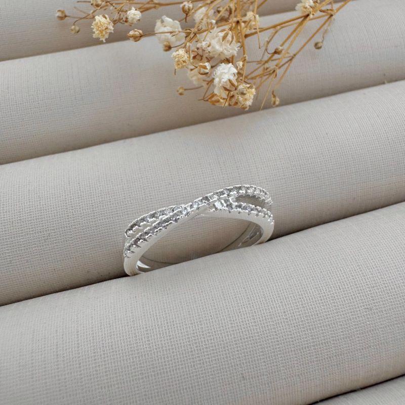 03.2358.1.S - (20) Anel de aro duplo transpassado cravejado