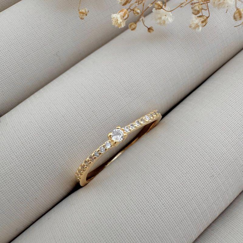 03.2359.1.O - (22) Anel solitario de garras com aro fino om formato ondulado cravejado