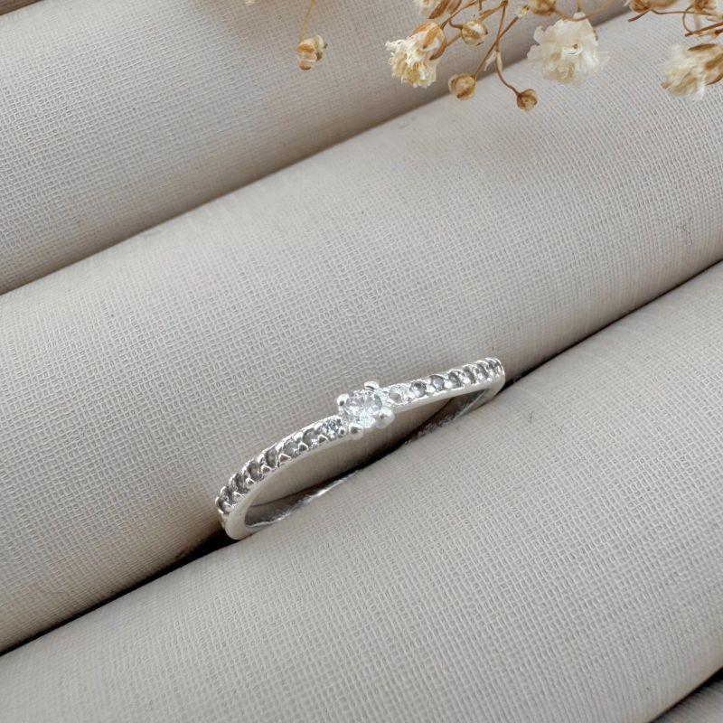 03.2359.1.S - (15) Anel solitario de garras com aro fino om formato ondulado cravejado