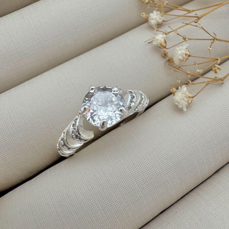 03.2360.1.S - (18) Anel solitario de cinco garras com aro em espiral cravejado