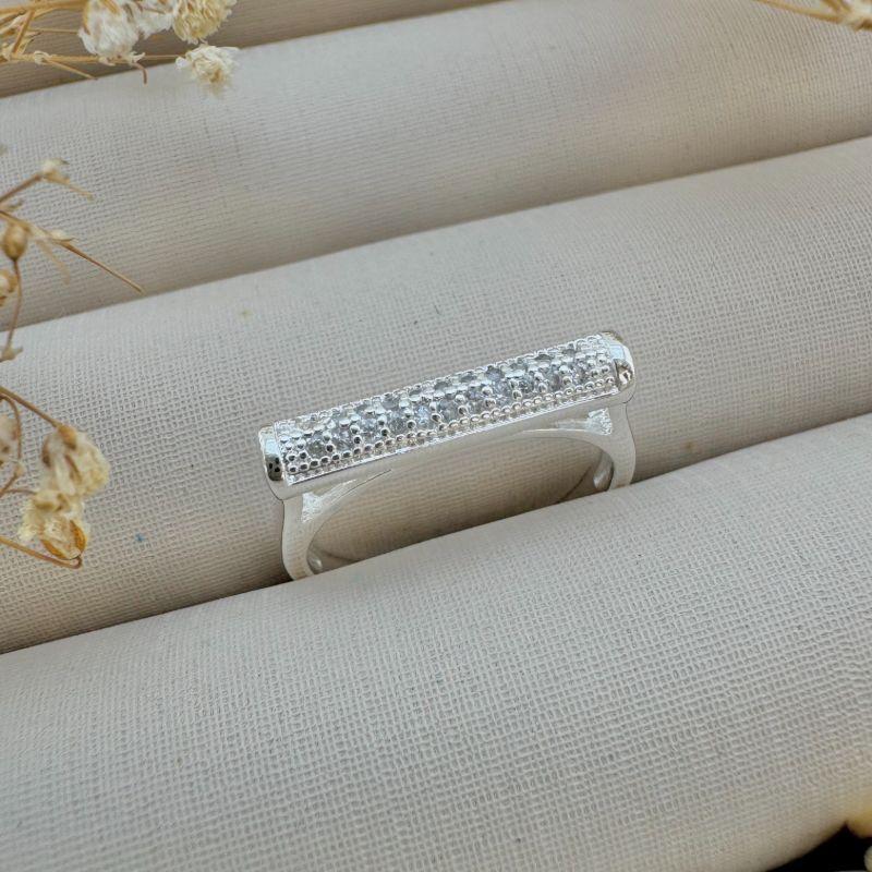 03.2366.1.S - (17) Anel de aro liso com parte superior reta cravejada em tubo