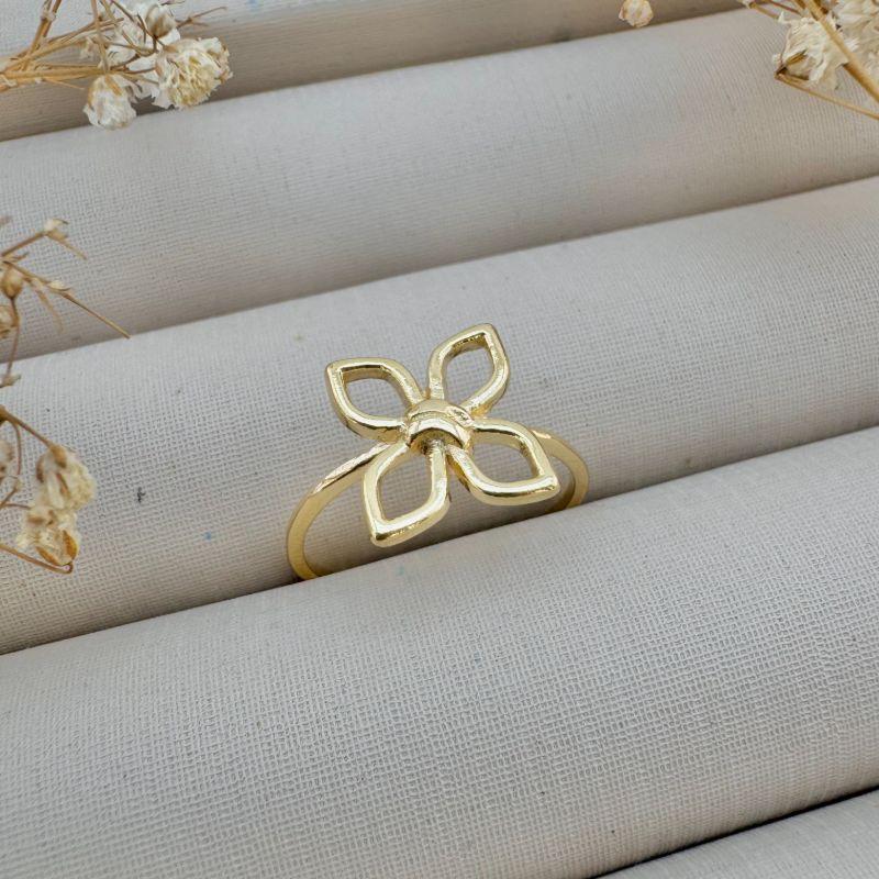 03.2369.0.O - (19) Anel de aro fino com quatro silhuetas de navetes e efeito no central