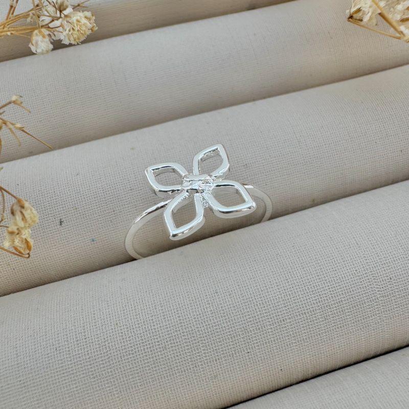 03.2369.0.S - (19) Anel de aro fino com quatro silhuetas de navetes e efeito no central