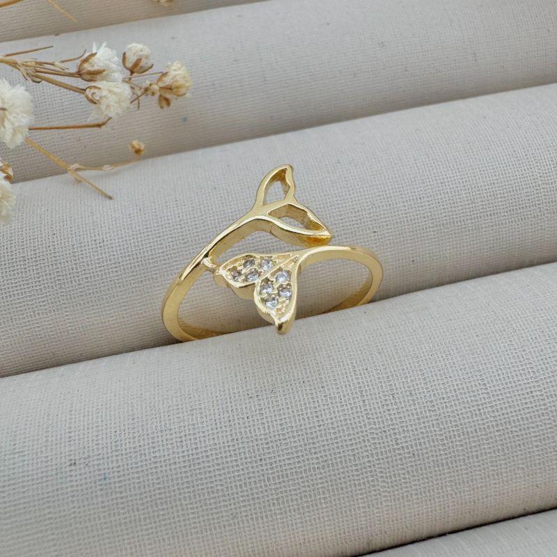 03.2372.1.O - (16) Anel de ari liso com dois rabos de sereia, um silhueta e outro cravejado