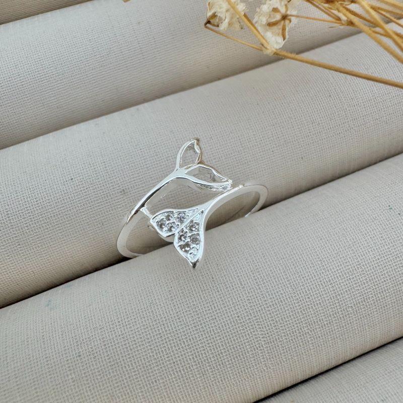 03.2372.1.S - (16) Anel de ari liso com dois rabos de sereia, um silhueta e outro cravejado