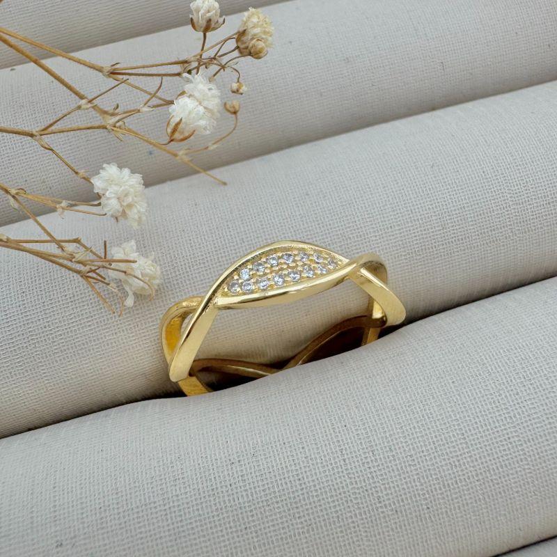 03.2374.1.O - (18) Anel de aro em silhuetas navetes com parte superior cravejado