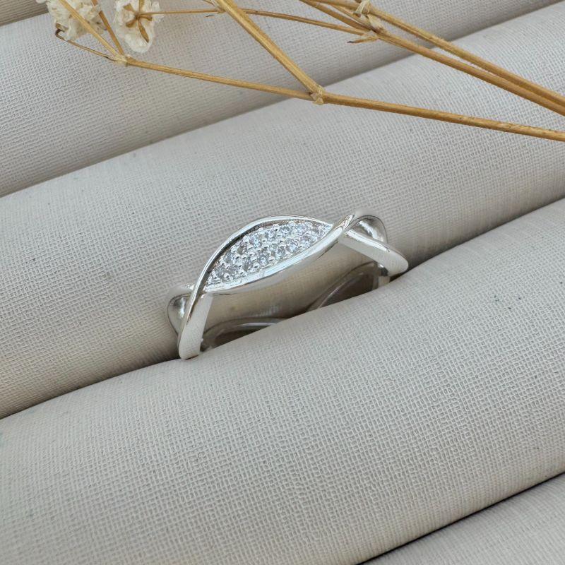 03.2374.1.S - (18) Anel de aro em silhuetas navetes com parte superior cravejado