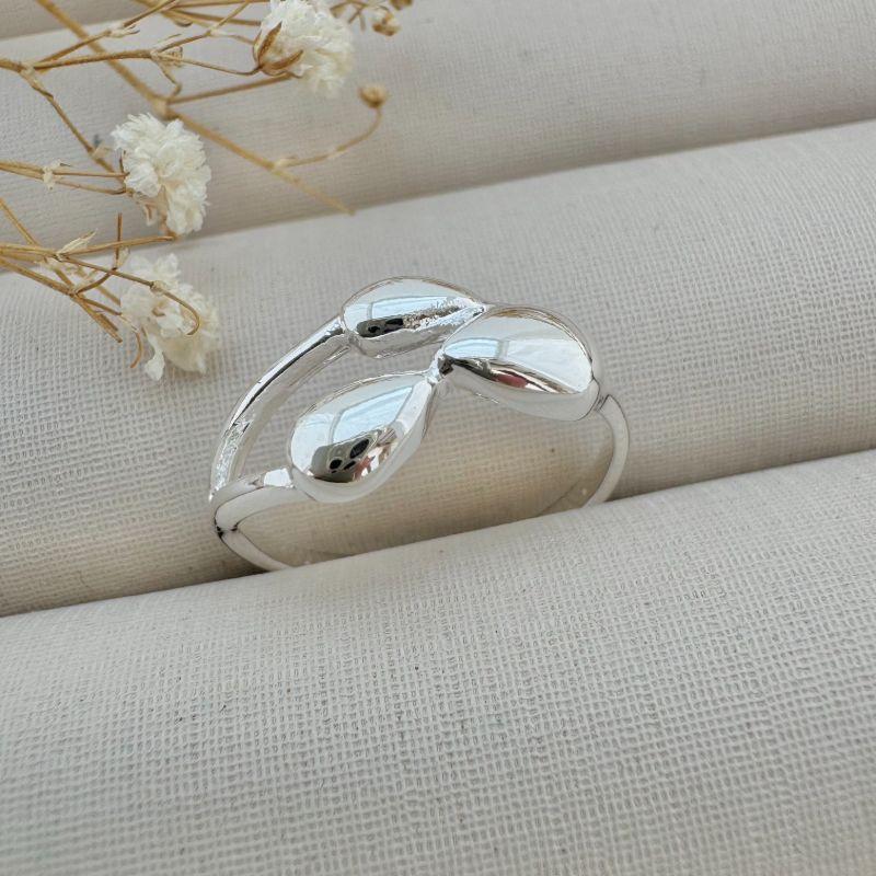 03.2377.0.S - (16) Anel de aro fino com parte superior em efeito ôrganico estilo gota lisa