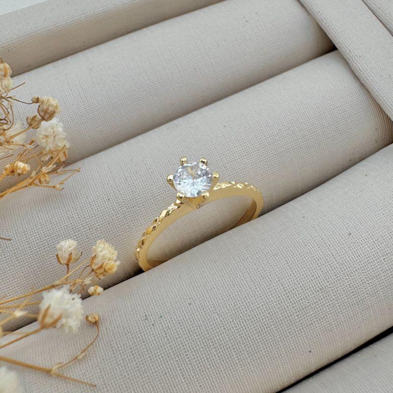 03.2383.1.O - (16) Anel solitario alto com aro em detalhe entalhos lisos