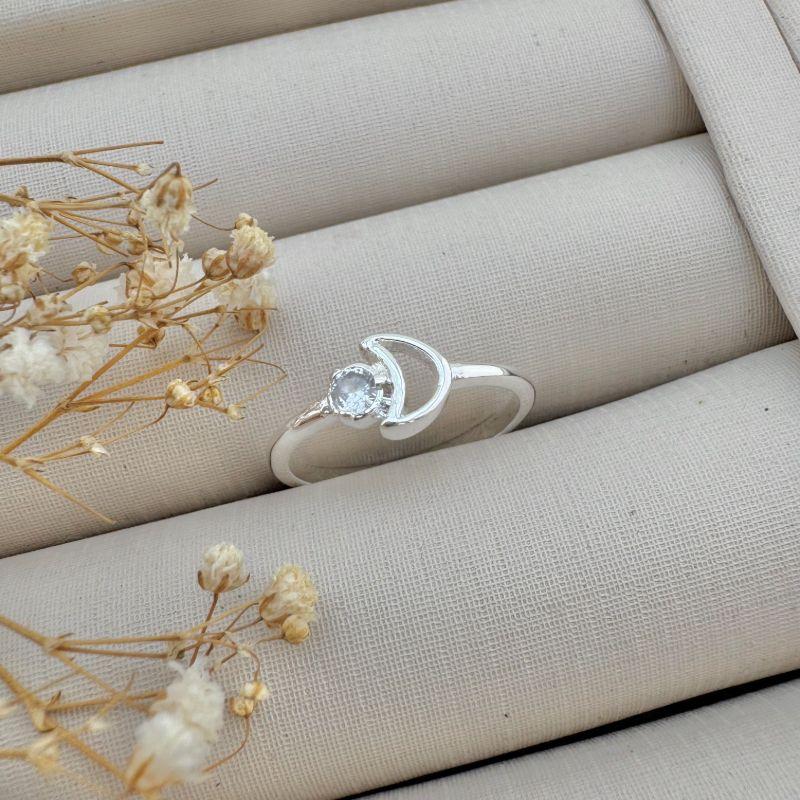 03.2385.1.S - (17) Anel de aro fino com silhueta de Lua com ponto de luz