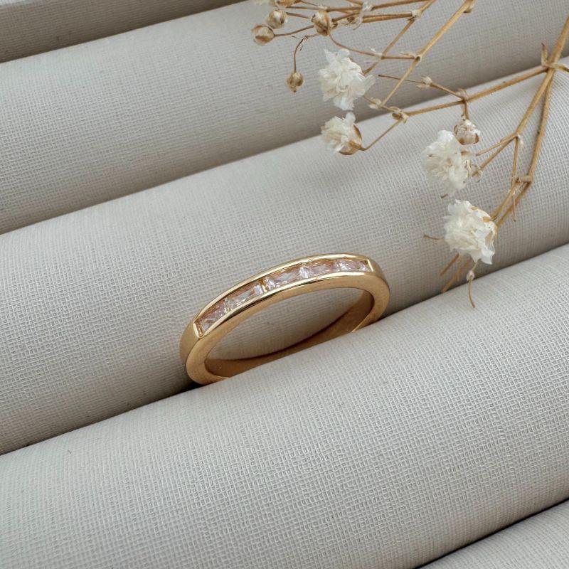 03.2390.1.O - (9) Anel estilo aparador de pedra baguete com borda alta reta