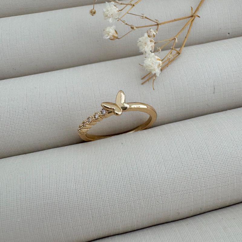 03.2391.1.O - (10) Anel de aro metade cravejado em inglês metade liso com mini borboleta lisa