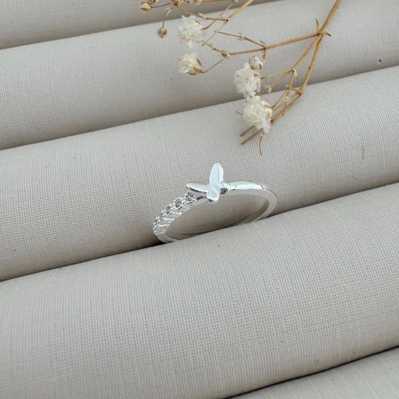 03.2391.1.S - (7) Anel de aro metade cravejado em inglês metade liso com mini borboleta lisa