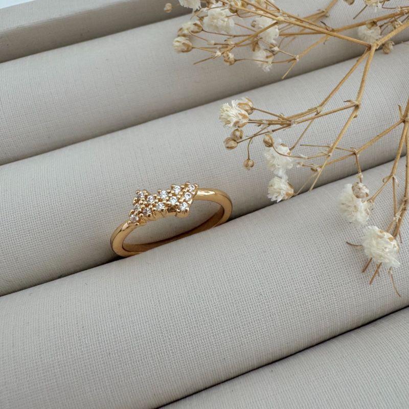 03.2392.1.O - (12) Anel de aro liso com dois triângulos invertidos em zircônias