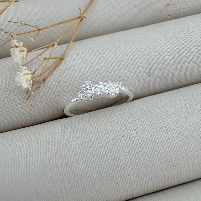 03.2392.1.S - (10) Anel de aro liso com dois triângulos invertidos em zircônias