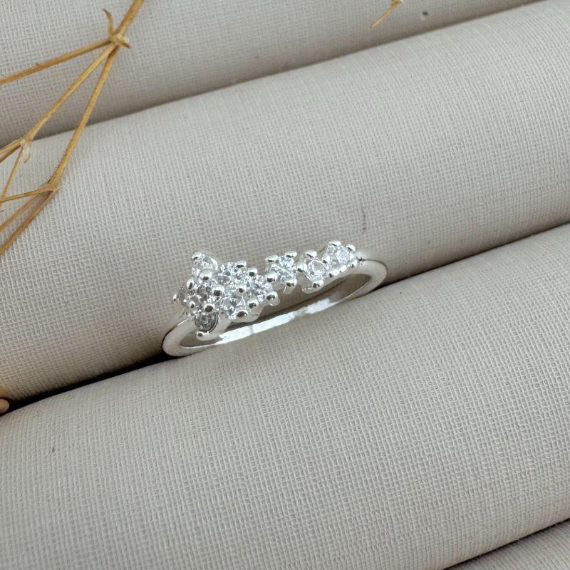 03.2394.1.S - (10) Anel de aro liso com estrela cadente cravejada