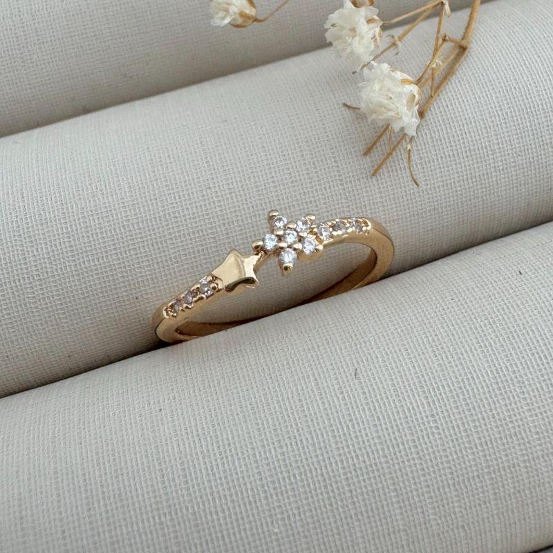 03.2395.1.O - (11) Anel de aro fino com semi cravejado com uma estrela lisa e uma cravejada