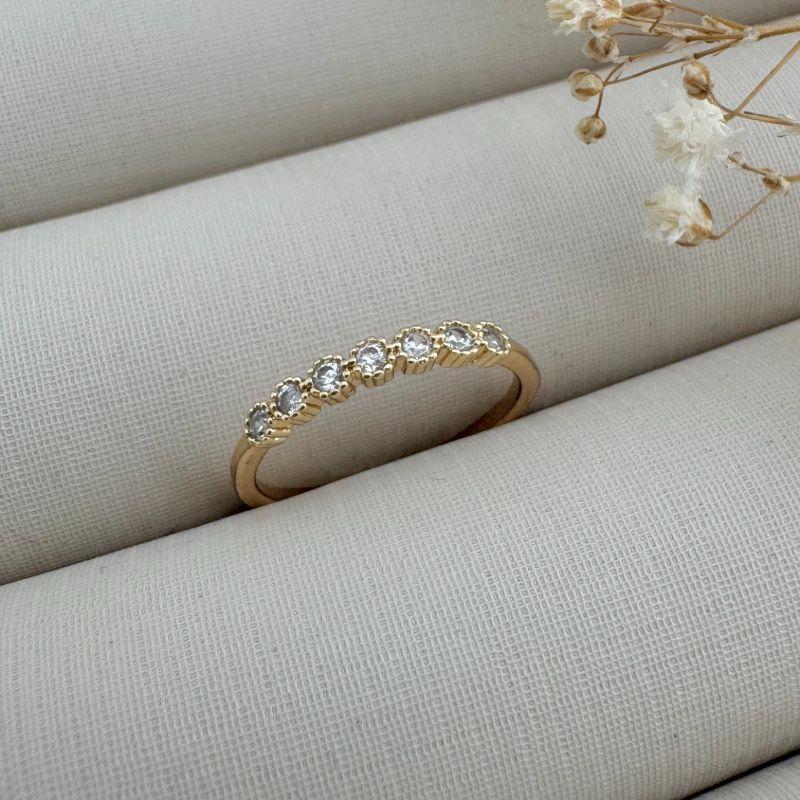 03.2398.1.O - (7) Anel estilo aparador em cravação inglesa de aro fino