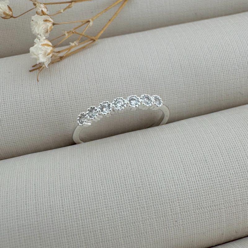 03.2398.1.S - (10) Anel estilo aparador em cravação inglesa de aro fino