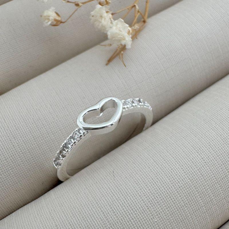 03.2400.1.S - (11) Anel de silhueta coração liso com aro cravejado