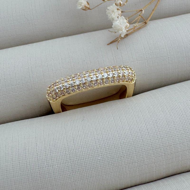 03.2402.1.O - (15) Anel de aro quadrado com parte superior cravejada estilo aliança