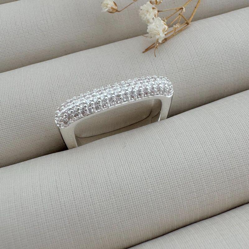 03.2402.1.S - (17) Anel de aro quadrado com parte superior cravejada estilo aliança