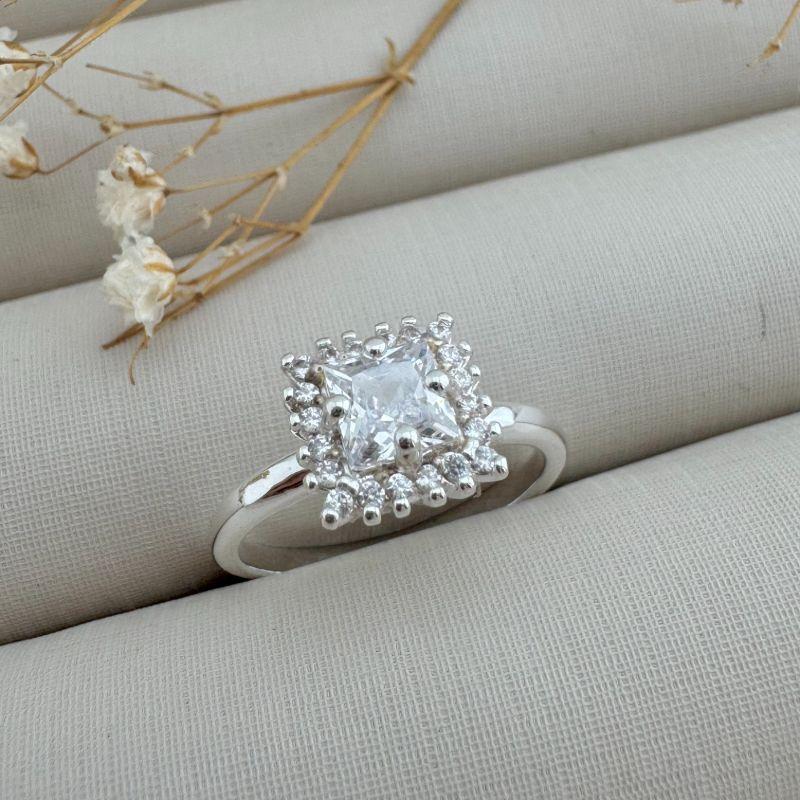 03.2403.1.S - (15.5) Anel solitario de pedra quadrada com uma fileira em volta