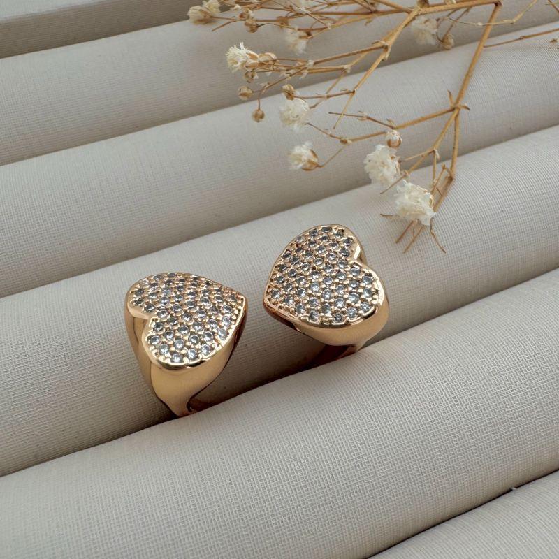 03.2414.1.O - (Reg 19 a 21) Anel aberto de dois corações cravejados nas pontas