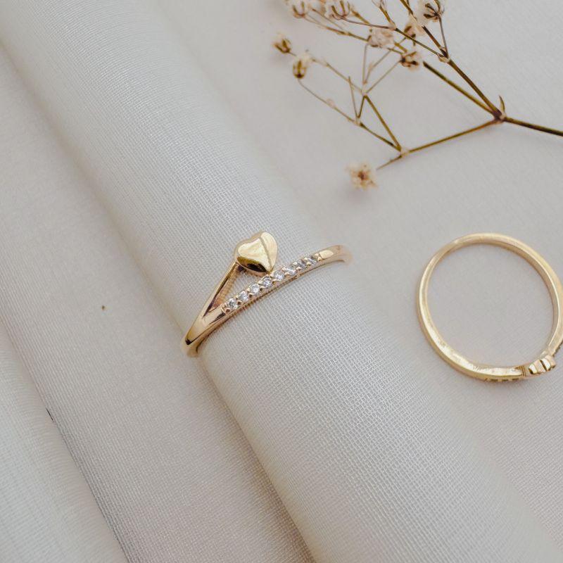 03.2419.1.O - (22) Anel de fino metade cravejado com coração liso