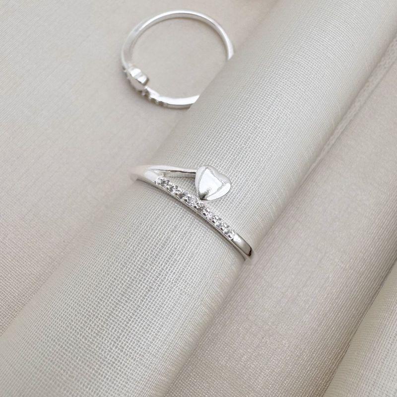 03.2419.1.S - (13) Anel de fino metade cravejado com coração liso