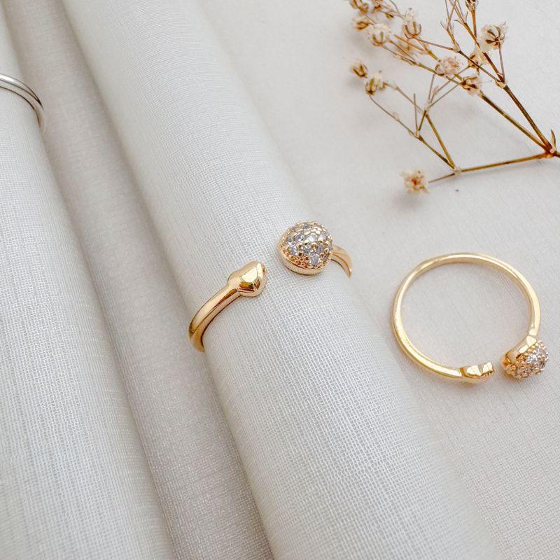 03.2420.1.O - (Reg 21 ao 23) Anel de aro fino aberto de coração e bola cravejada