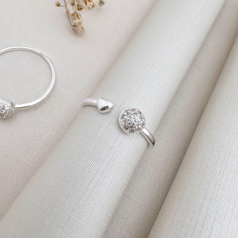 03.2420.1.S - (Reg 16 ao 19) Anel de aro fino aberto de coração e bola cravejada