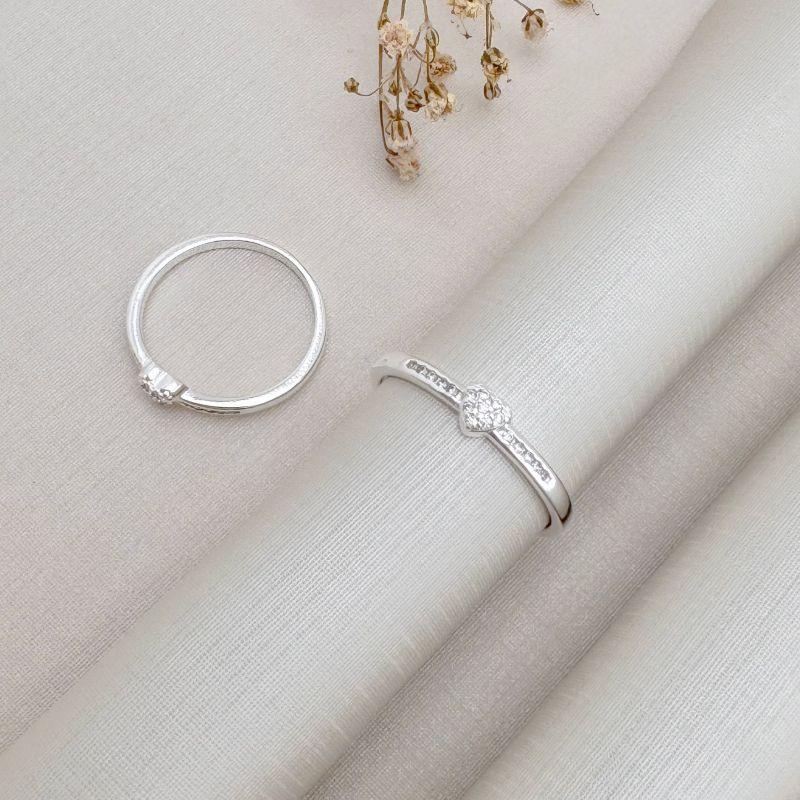 03.2421.1.S - (19) Anel de aro fino cravejado com mini coração cravejado