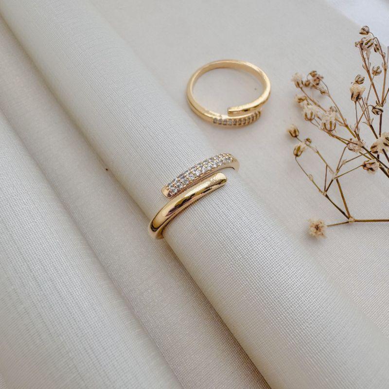 03.2422.1.O - (Reg 20 ao 23) Anel aberto com lados passados, um liso e outro cravejado