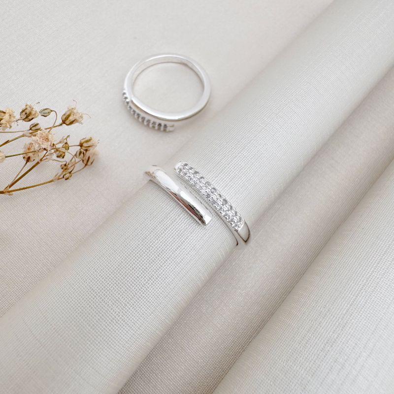 03.2422.1.S - (Reg 14 ao 17) Anel aberto com lados passados, um liso e outro cravejado