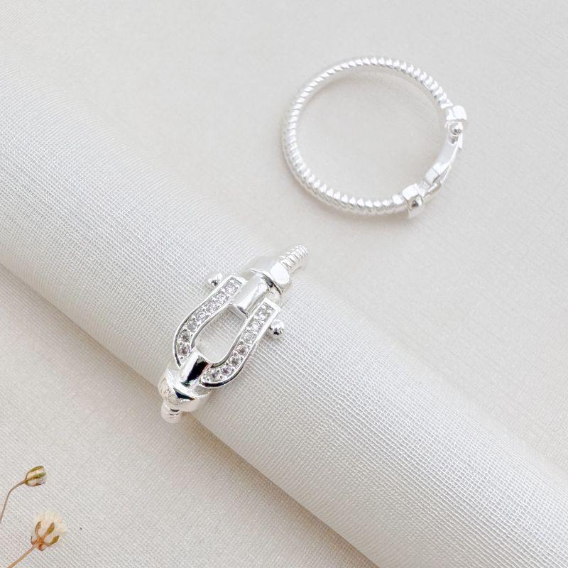 03.2425.1.S - (20) Anel de aro em espiral fina com efeito fecho de cinto.