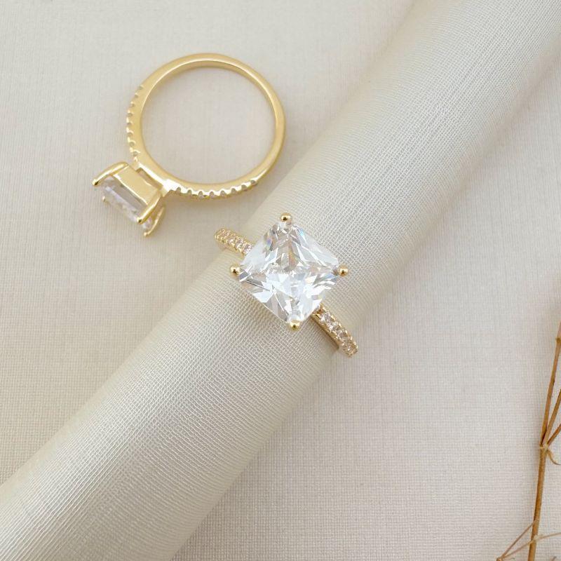 03.2428.1.O - (19) Anel solitário de pedra quadrada com aro cravejado até metade