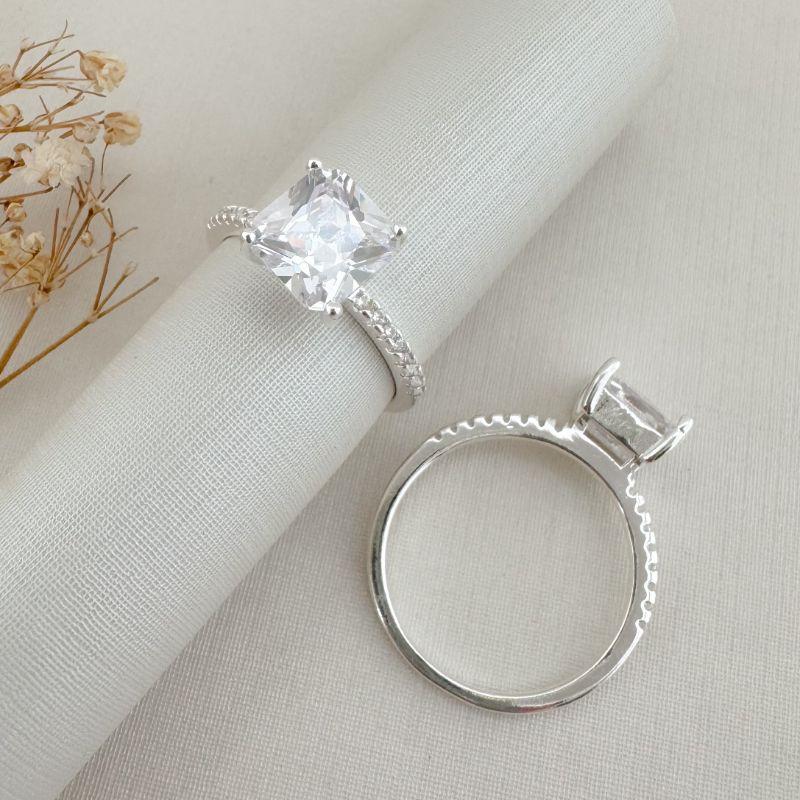 03.2428.1.S - (19) Anel solitário de pedra quadrada com aro cravejado até metade