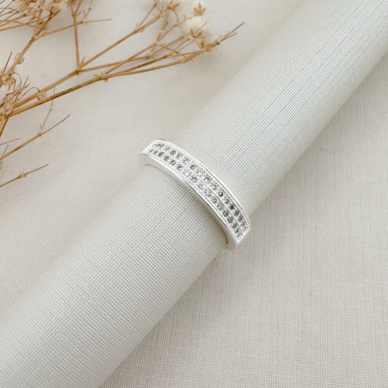 03.2429.1.S - (15) Anel estilo aparador de duas linhas cravejadas com bordas altas lisas