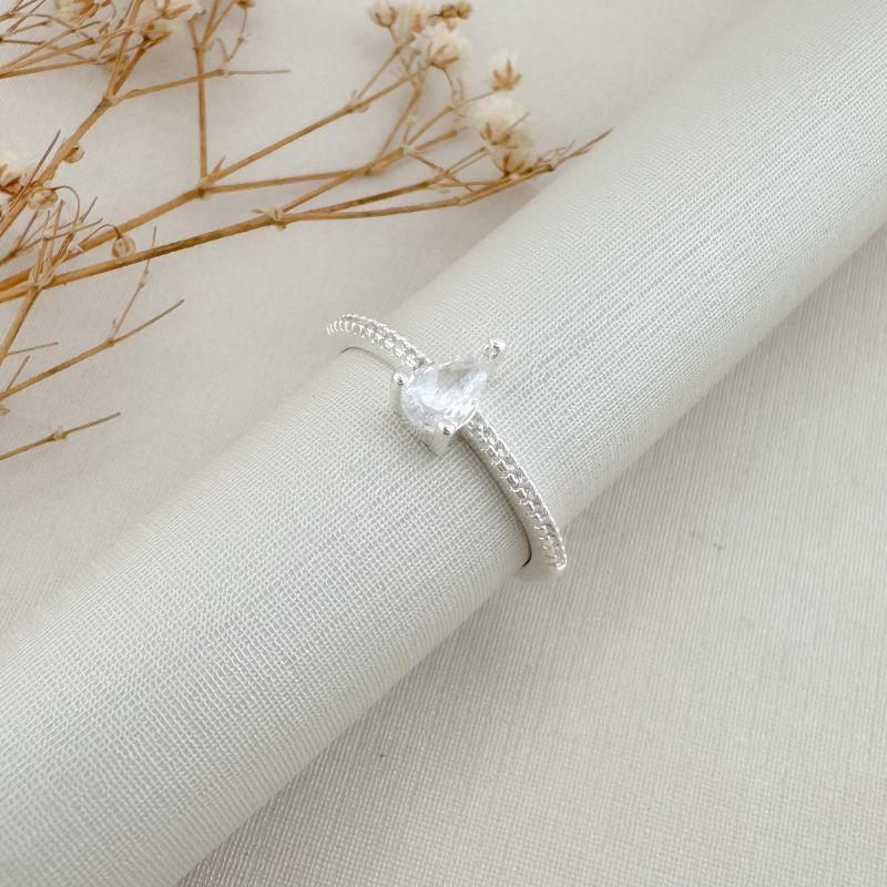 03.2447.1.S - (22) Anel solitário de gota com aro cravejado