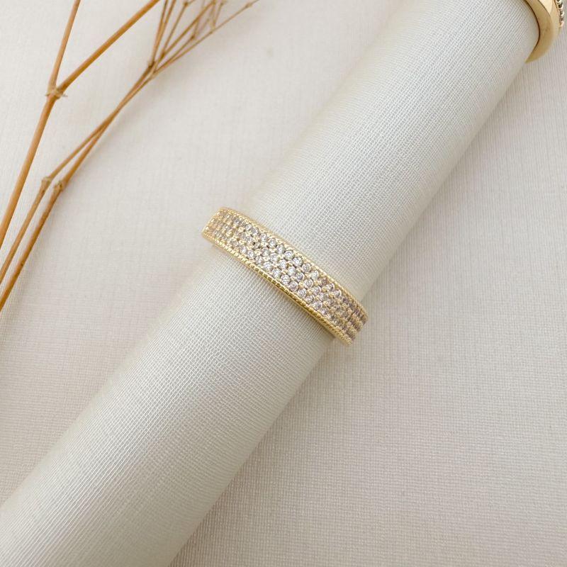 03.2448.1.O - (19) Anel de três linhas cravejadas paralelas com borda spike