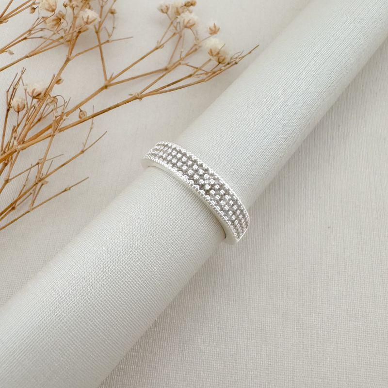 03.2448.1.S - (21) Anel de três linhas cravejadas paralelas com borda spike