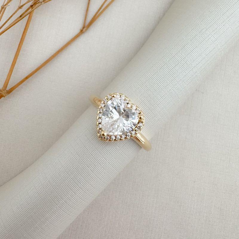 03.2452.1.O - (17) Anel solitário em coração de 11mm com uma coluna cravejada em volta