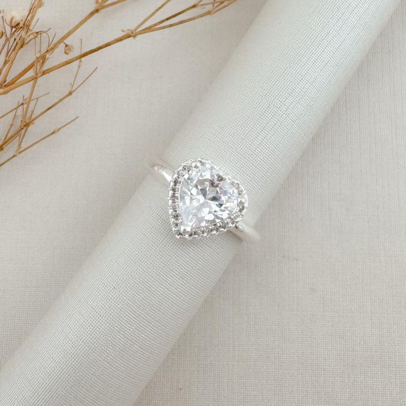 03.2452.1.S - (15) Anel solitário em coração de 11mm com uma coluna cravejada em volta